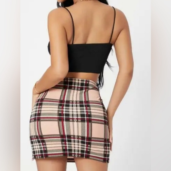 plaid mini skirt w/ side slit - Picture 2 of 2